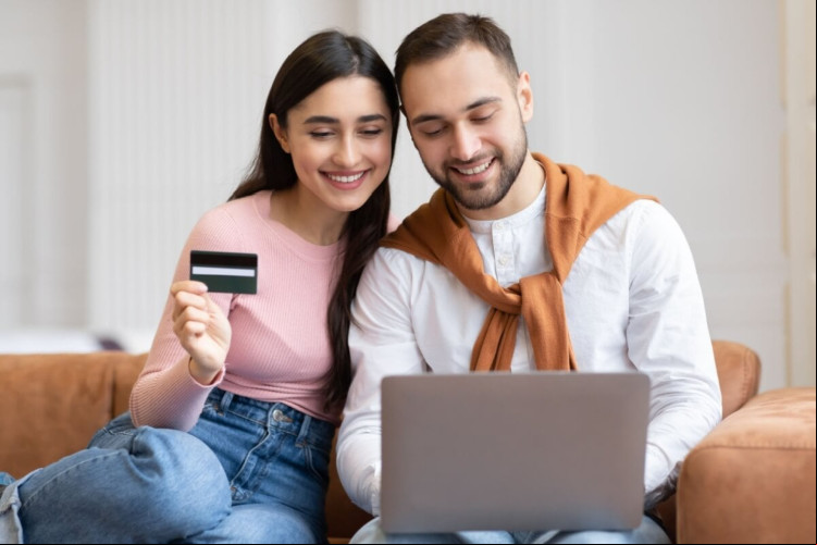 Consumidores devem conhecer seus direitos e medidas de segurança frente ao aumento das fraudes de pagamento na era digital (Imagem: Prostock-studio | Shutterstock)