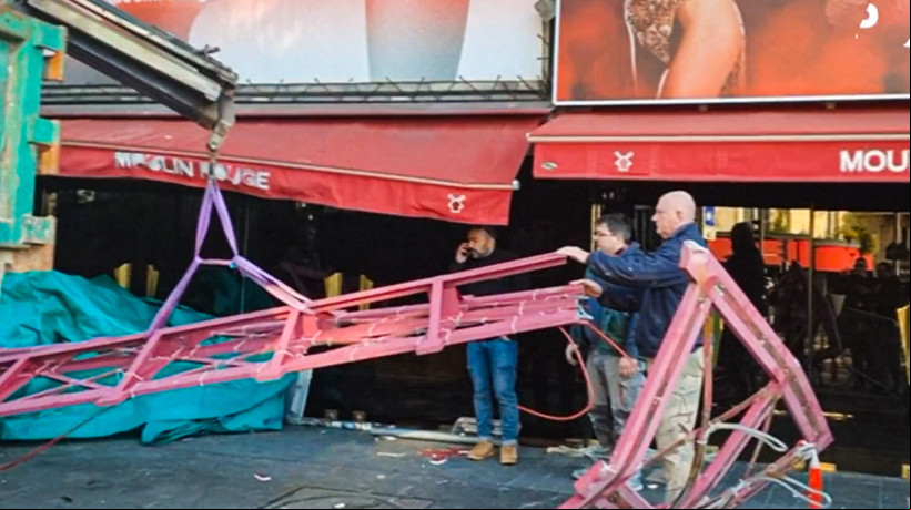 Equipes retiram as pás do moinho do Moulin Rouge, famoso cabaré parisiense 