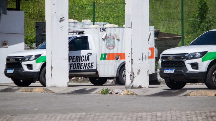 Prédio e fachada da Perícia Forense (Pefoce) com algumas viaturas a frente