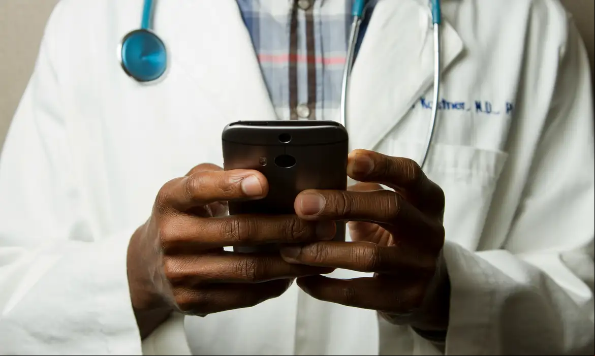Estudo aponta que a maior quantidade de médicos especialistas está concentrada na rede privada e na região Sudeste do Brasil