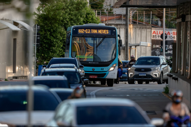 METADE da frota de ônibus teve redução