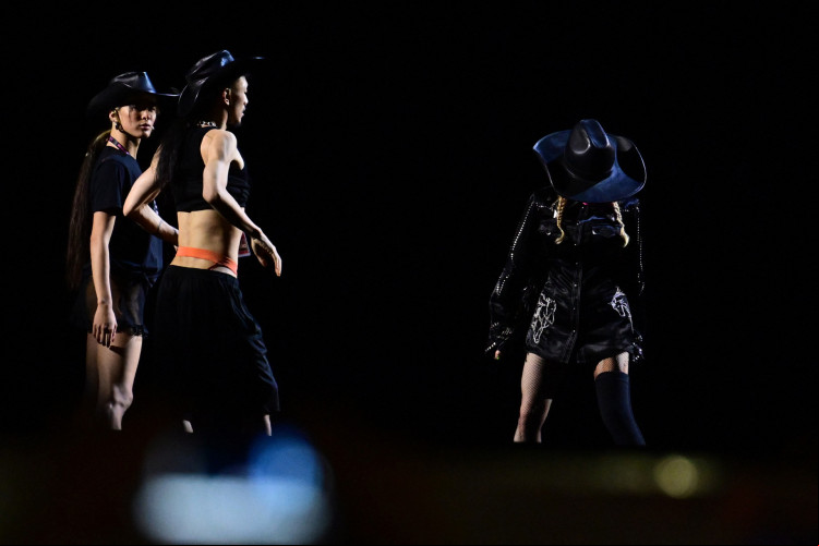 Estrela pop Madonna (à direita) ensaia no palco na praia de Copacabana, no Rio de Janeiro, Brasil. Madonna fará um megaconcerto gratuito em 4 de maio para encerrar a turnê 