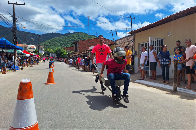 Registros da sexta corrida de carrinho de mão de Maranguape, realizada neste domingo, 5 de maio