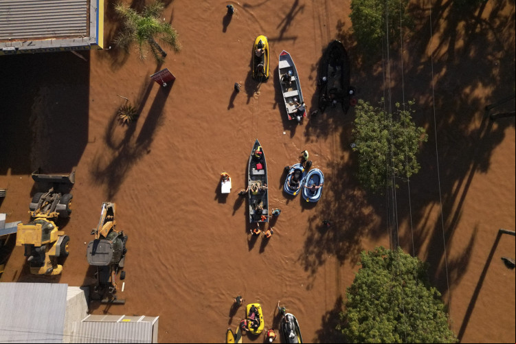 Vista aérea de ruas inundadas durante operações de resgate no bairro de São João, em Porto Alegre, Brasil