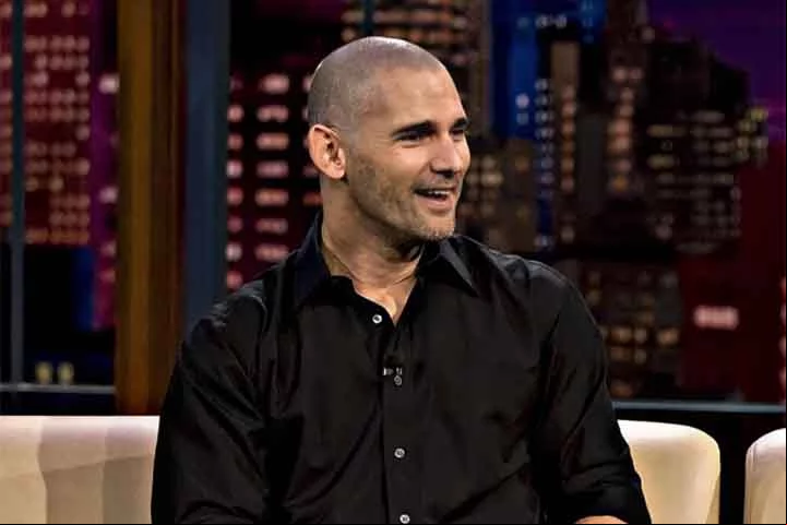 Eric Bana é o nome artístico de Eric Banadinović, ator nascido em Melbourne, Austrália, no dia 9 de Agosto de 1968. Filho de pai croata e mãe alemã, começou sua carreira como comediante em Full Frontal antes de ganhar o reconhecimento crítico na cinebio