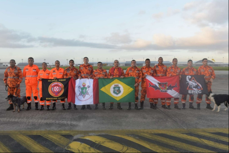12 bombeiros militares e dois cães embarcaram em um avião da FAB com destino ao estado gaúcho