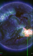 O Solar Dynamics Observatory da Nasa capturou esta imagem de uma explosão solar – como visto no flash brilhante no canto inferior direito – em 9 de maio de 2024. A imagem composta combina três comprimentos de onda de luz ultravioleta extrema que destacam o material extremamente quente nas explosões e que é colorido em verde, azul e vermelho