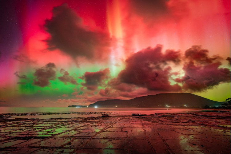 Primeira tempestade solar extrema em 20 anos causa auroras polares espetaculares, mas pode afetar rede de energia elétrica e comunicações via satélite.