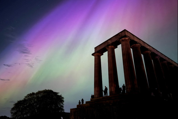 Aurora boreal durante uma tempestade solar sobre o Monumento Nacional da Escócia, em Edimburgo, em 10 de maio de 2024