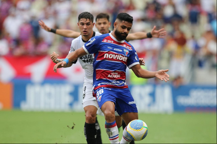 Mateo Ponte e Felipe Jonatan disputam lance no jogo Fortaleza x Botafogo, no Castelão, pela Série A 2024