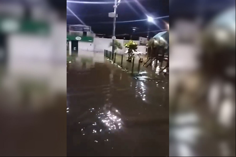 Ponto de alagamento na avenida H, no bairro Conjunto Ceará