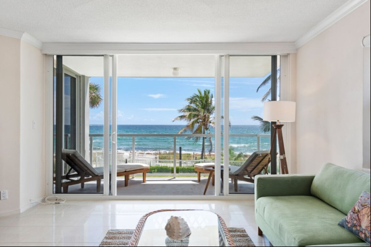 A exposição prolongada ao sol, à maresia e ao vento pode causar danos significativos aos elementos da casa (Imagem: Anthony Giarrusso | Shutterstock)