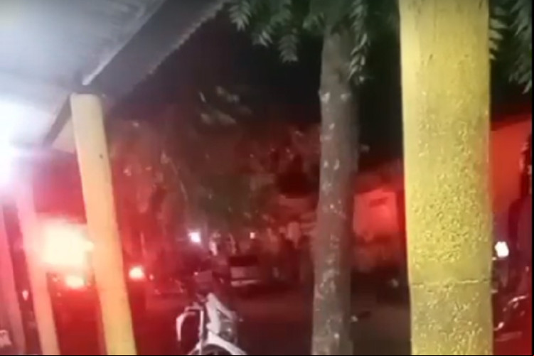 Registro do atendimento por policiais militares à ocorrência de homicídio na rua Rio Paraguai, no bairro Jardim Iracema 