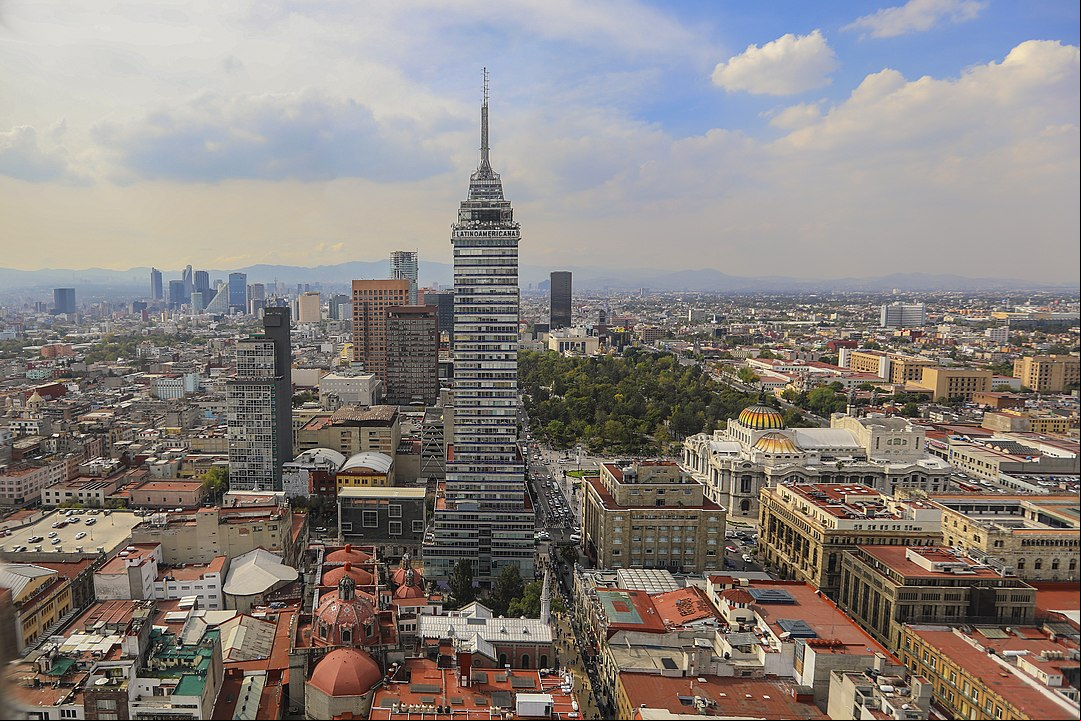 Como o México é muito mais rico do que os países imediatamente a sudeste de suas fronteiras, o país tem um problema crônico com a imigração ilegal a partir desses países, especialmente da Guatemala, Honduras e El Salvador