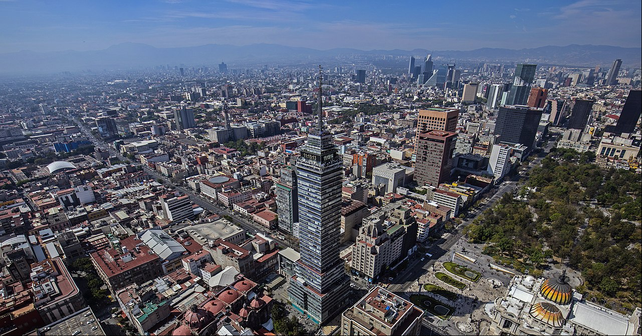 Tem 126 milhões de habitantes (população estimada em 2020). O segundo mais populoso da América Latina, atrás do Brasil (que em 212 milhões). É o país mais populoso do mundo de língua hispânica e o 11º em geral.