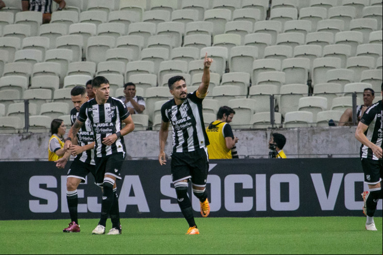 CE - BRASILEIRO B 2024, CEARÁ x AMAZONAS - ESPORTES - CE - FORTALEZA - 15/05/2024 - BRASILEIRO B 2024, CEARÁ X AMAZONAS - Ramon jogador do Ceará comemora seu gol com jogador da sua equipe durante partida contra o Amazonas no estádio Arena Castelão pelo campeonato Brasileiro B 2024. 15/05/2024 - Foto: BAGGIO RODRIGUES/AGIF - AGÊNCIA DE FOTOGRAFIA/AGIF - AGÊNCIA DE FOTOGRAFIA/ESTADÃO CONTEÚDO