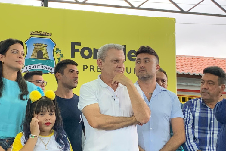 Prefeito de Fortaleza, José Sarto (PDT), durante entrega requalificação de escola no bairro São Gerardo