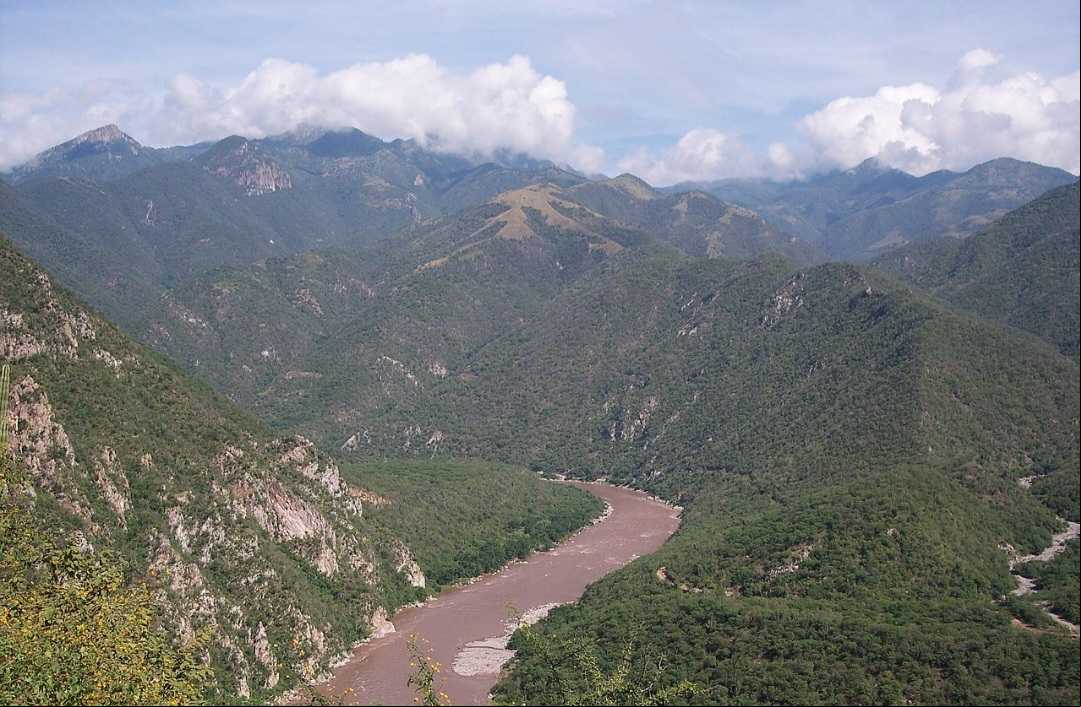 O México abriga numerosos lagos e lagoas em seu território, mas a maioria é pequena. E há vários rios, sendo o Rio Grande (foto) o maior do país, com 3.034 km de extensão, na fronteira com os EUA.