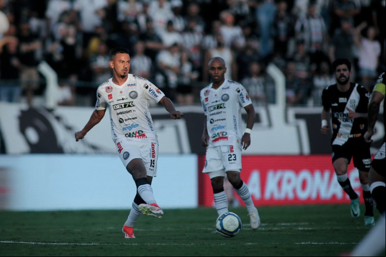 Rodrigo Lindoso, volante do Operário-PR, em jogo contra a Ponte Preta