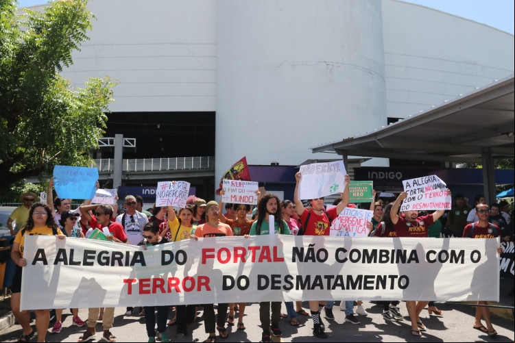 FORTALEZA, CEARÁ, BRASIL,18.05.2024: Protesto contra local de realização do Fortal. aeroporto Pinto Martins.