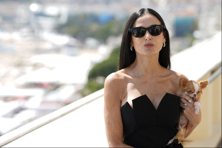 Demi Moore segura seu chihuahua chamado Pilaf enquanto posa durante uma sessão fotográfica para o filme