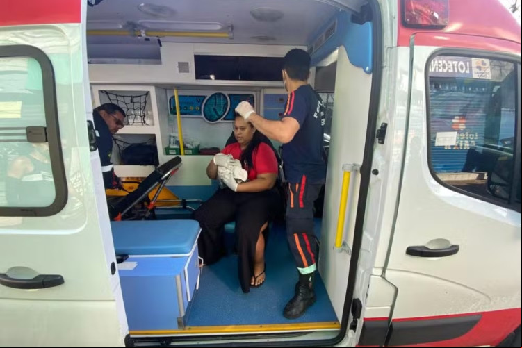 Mulher entra em trabalho de parto e dá à luz dentro de ônibus em Fortaleza
