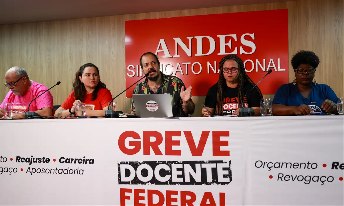 Universidades e institutos federais de ensino superior mantêm greve 