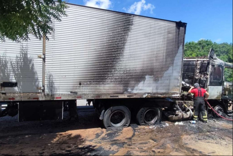 Carreta carregada de água sanitária incendeia na CE-350