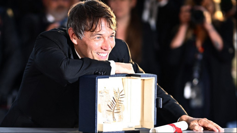 Diretor Sean Baker posa com prêmio após vencer Palma de Ouro