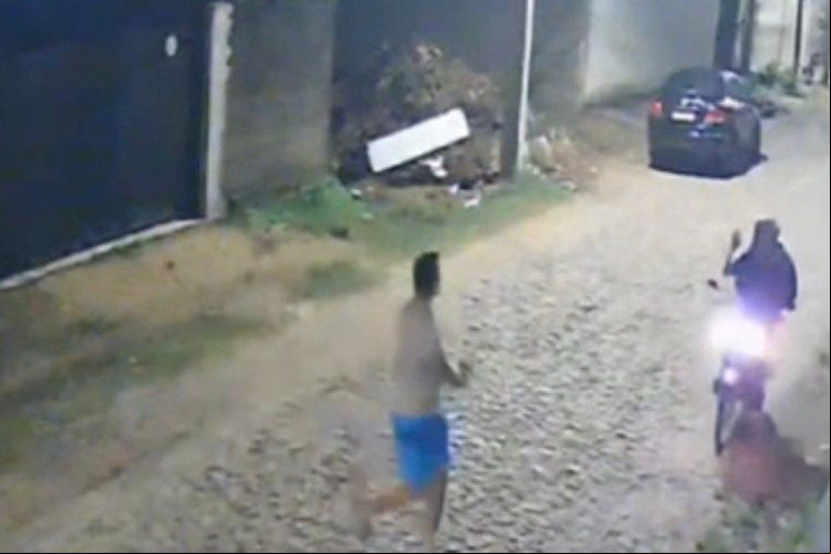 Momento em que o entregador é abordado pelo suspeito. Crime aconteceu em Caucaia