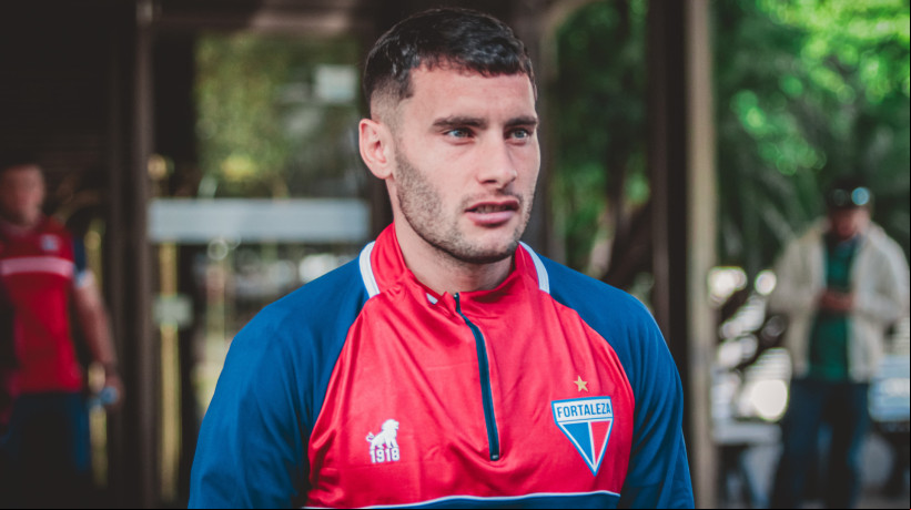 Volante Emmanuel Martínez em treino do Fortaleza no CT do Independiente, em Buenos Aires