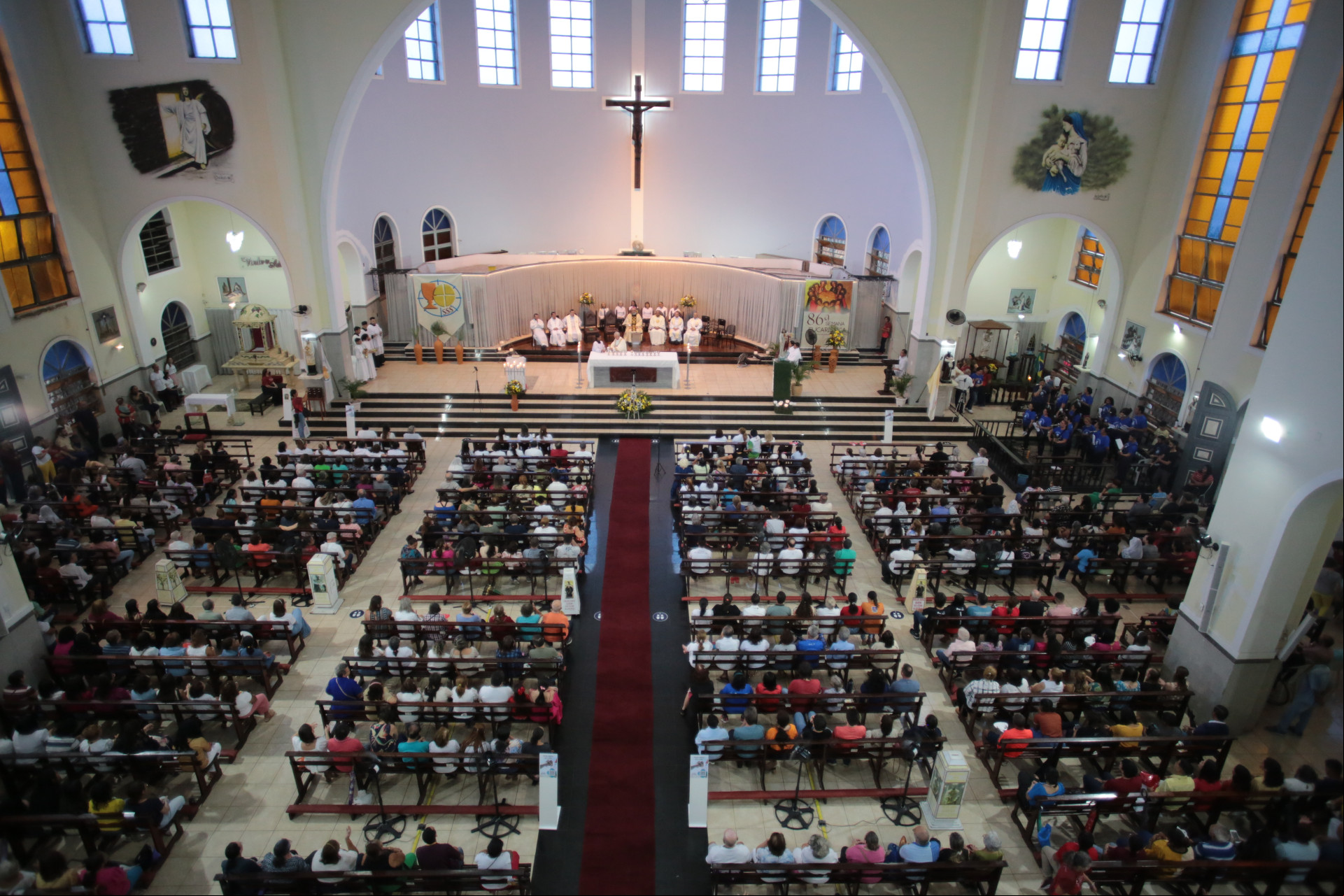 FORTALEZA, CEARÁ, BRASIL,30.05.2024: Encerramento da 86ª Semana Eucarística no Santuário Arquidiocesano de Adoração, com missa e procissão da paroquia São Benedito, ando pela igreja do Carmo, e chegando à catedral.