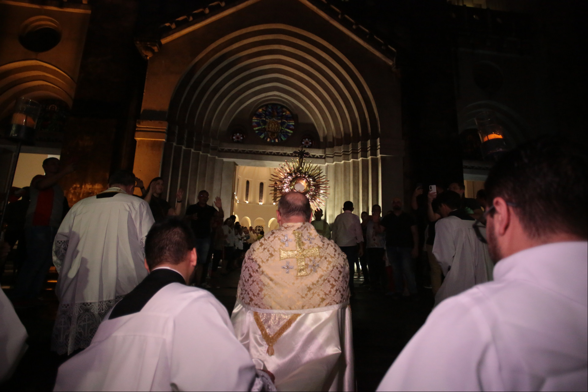 FORTALEZA, CEARÁ, BRASIL,30.05.2024: Encerramento da 86ª Semana Eucarística no Santuário Arquidiocesano de Adoração, com missa e procissão da paroquia São Benedito, ando pela igreja do Carmo, e chegando à catedral.