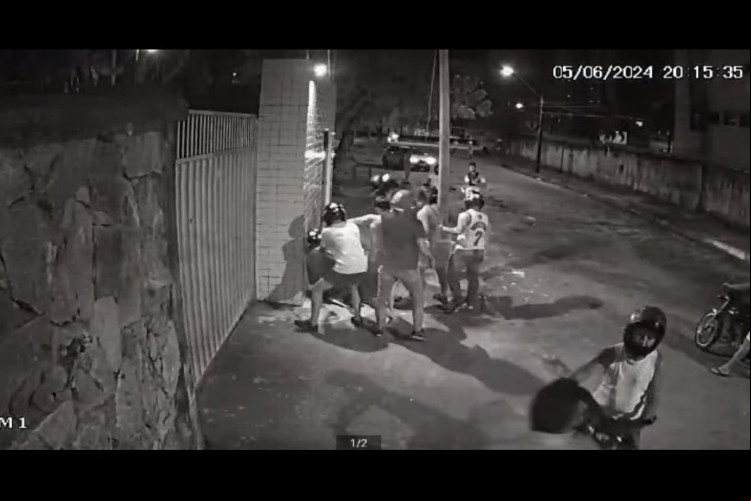 Homens aparecem em confronto