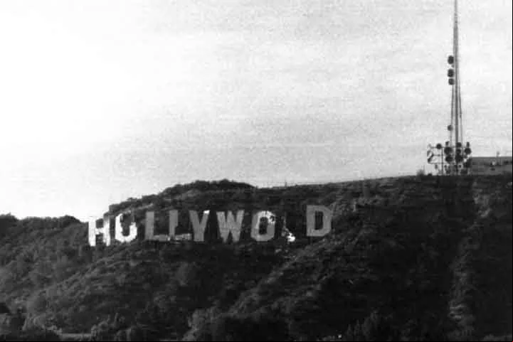 O letreiro de Hollywood, que completou 100 anos em 1923, é um marco e ícone cultural americano com vista para Hollywood, Los Angeles, Califórnia. Ele está situado no Monte Lee, na área de Hollywood Hills nas montanhas de Santa Mônica.