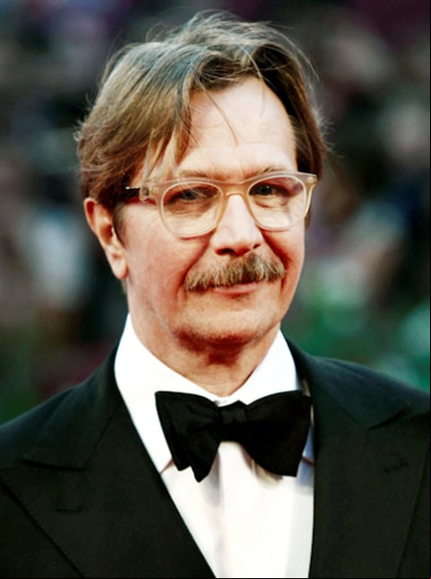 Gary Leonard Oldman é ator, diretor e produtor. Ele nasceu em 21 de março de 1958 em New Cross, Londres.