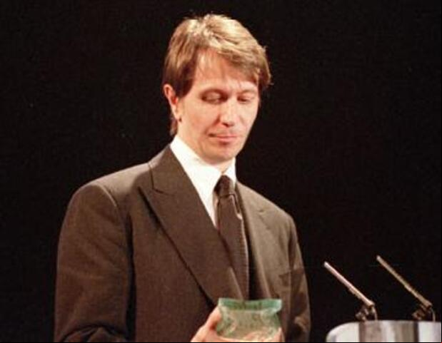 Oldman iniciou sua carreira no teatro em 1979, após se graduar na Rose Bruford Drama College.
