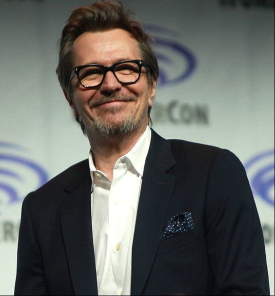 Reconhecido por sua versatilidade e estilo de atuação intenso, ele recebeu diversos prêmios ao longo de sua carreira, incluindo um Oscar, um Globo de Ouro e três BAFTA Awards.