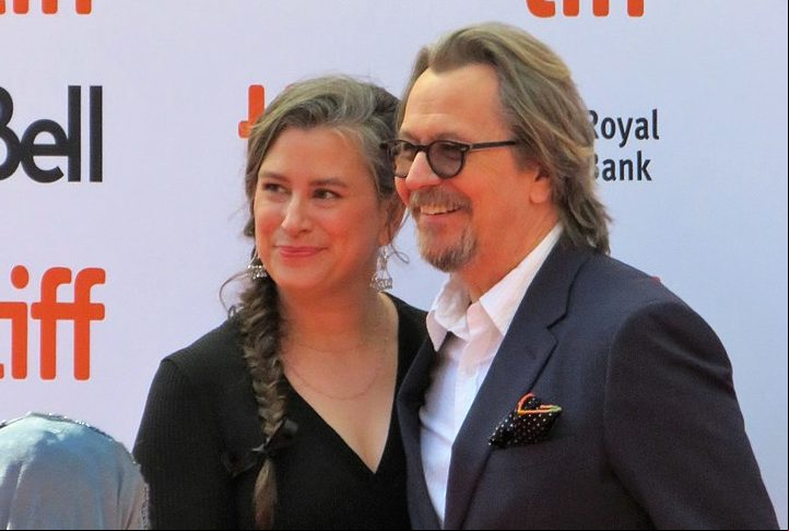 Atualmente, Gary Oldman é casado com a escritora e curadora de arte Gisele Schmidt desde 2017.