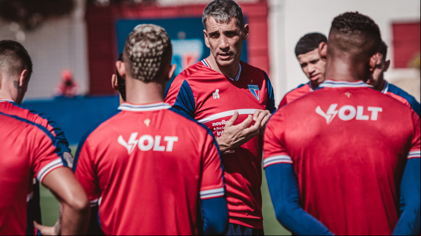 Técnico Vojvoda conversa com jogadores em treino do Fortaleza no Centro de Excelência Alcides Santos, no Pici