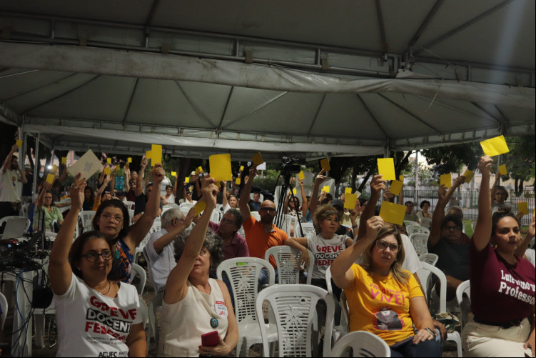 ￼DOCENTES de universidades federais no Ceará realizam assembleia na Reitoria da UFC