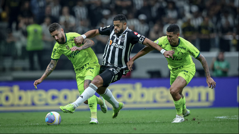 Hulk foi expulso pelo árbitro Rodrigo José Pereira após dois cartões amarelos no primeiro tempo da partida entre Atlético-MG e Palmeiras 