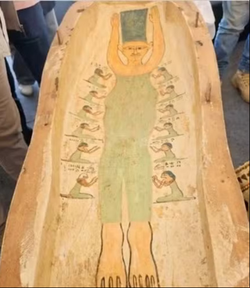 Um caixão encontrado por arqueólogos no Egito chamou atenção pelo desenho de uma mulher que tem as características da personagem Marge, da animação