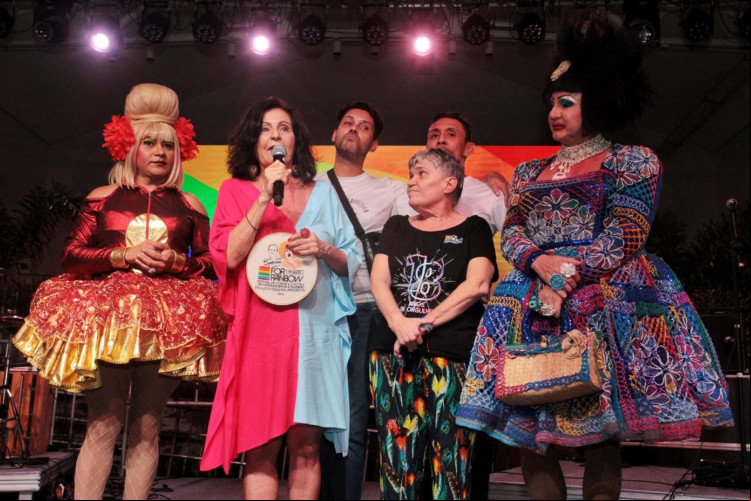 Abertura do 18º For Rainbow. Glória Diógenes recebe homenagem ao seu irmão, Paulo Diógenes, morto aos 62 anos em fevereiro.