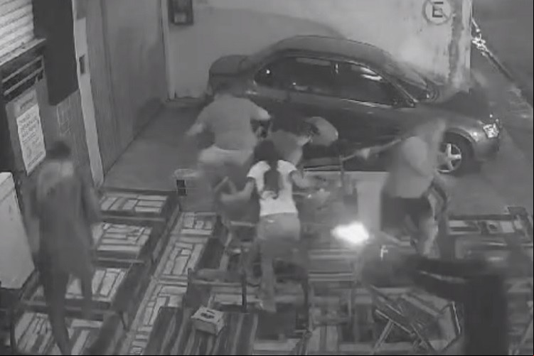 Dois homens morreram em uma ação criminosa registrada na noite dessa sexta-feira em uma lanchonete do bairro Mondubim