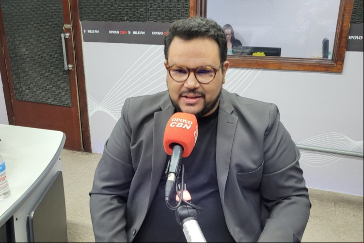 TÉCIO Nunes, pré-candidato do Psol, comanda reuniões para definir plano
