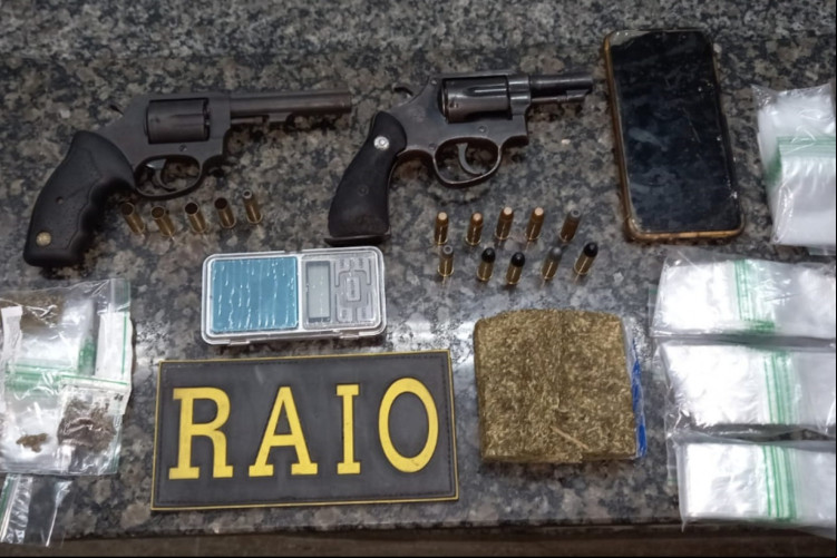  Polícia Militar do Ceará apreendeu dois revólveres calibre 38, munições e drogas no local 