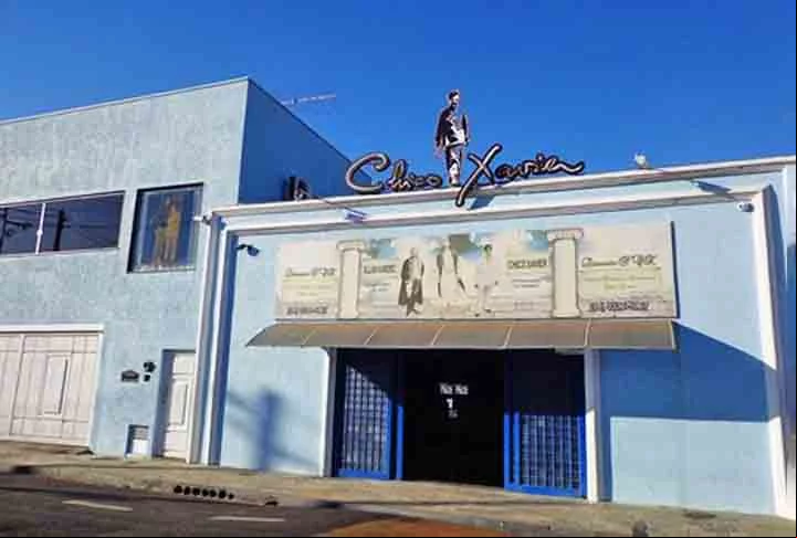 Em 1959, Chico Xavier se mudou para Uberaba. Por mais de 40 anos, manteve na cidade mineira manteve sua casa principal, que se tornou local de peregrinação de adeptos da doutrina.