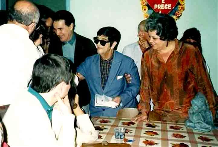 A arrecadação obtida com a venda de livros foi destinada inteiramente a trabalhos de caridade. Chico Xavier ficou muito conhecido também por suas obras assistenciais.