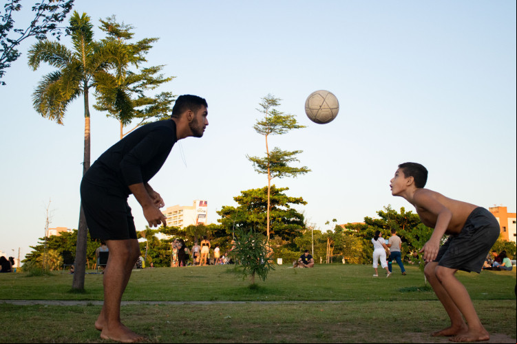 Estudante Marcos Germano, 17, e seu irmão Fernando Germano, 11, aproveitaram o dia para jogar altinha, no Parque Rachel de Queiroz, em Fortaleza